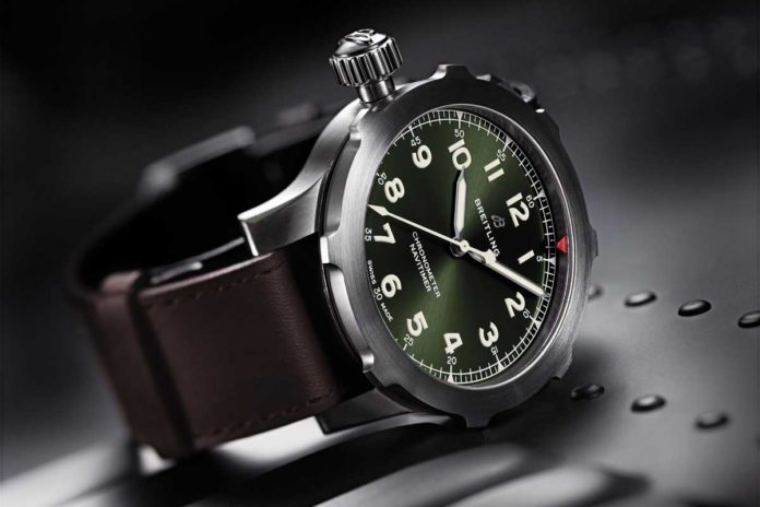 Navitimer Super 8 en titanio con dial verde militar y correa café Nato. (PPR/Breitling)