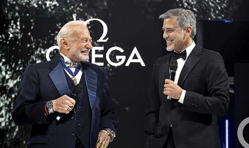 Cena Omega Lost in Space Buzz Aldrin y George Clooney