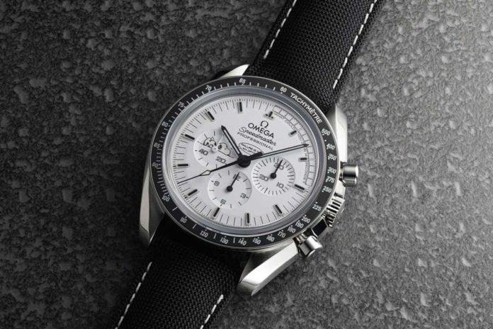 Omega Speedmaster Silver Snoopy Tribute to Apollo 13 (© omegawatches.com)