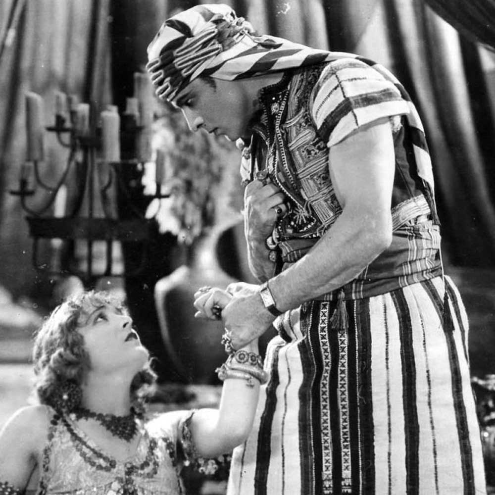Vilma Banky y Rudolph Valentino en la película de 1926 'Hijo del jeque'. Valentino insistió en usar su atesorado Cartier Tank durante la filmación en cada escena.