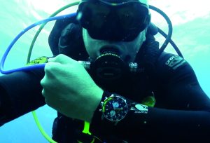 The bright yellow minute hand and the 15-minute indication on the bezel help maintain the level of readability necessary for a diver to keep track of his dive time